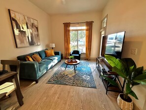 Books - Riverwalk Luxury Haven Pool Free Parking (San Antonio)