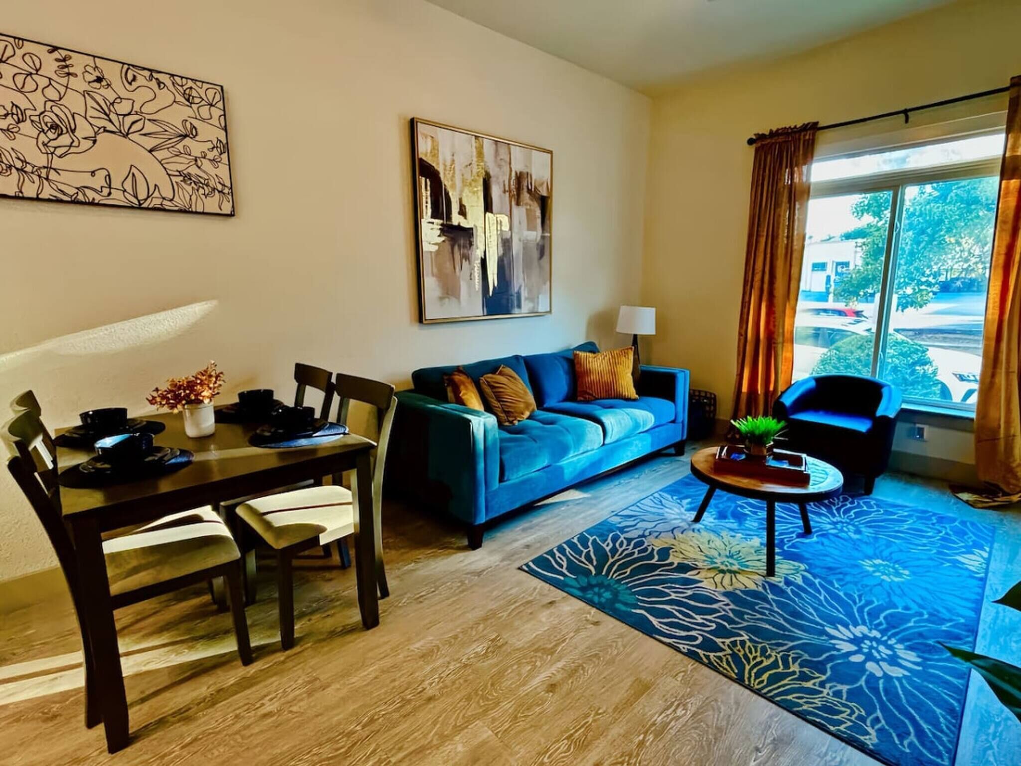 Condo, 1 Bedroom, Accessible, Smoking | Living room | Books