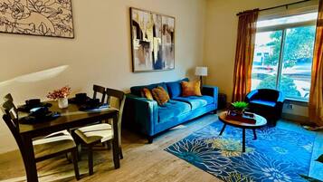 Condo, 1 Bedroom, Accessible, Smoking | Living room | Books