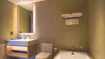 シャワー、ジェットバス、ヘアドライヤー、ビデ