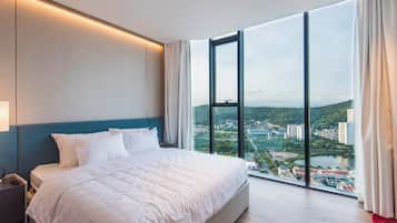 2 bedrooms, iron/ironing board, WiFi