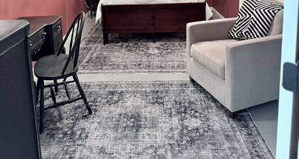 Welcoming 3-bedroom house with AC in Vicksburg, outside cameras, washer & dryer.