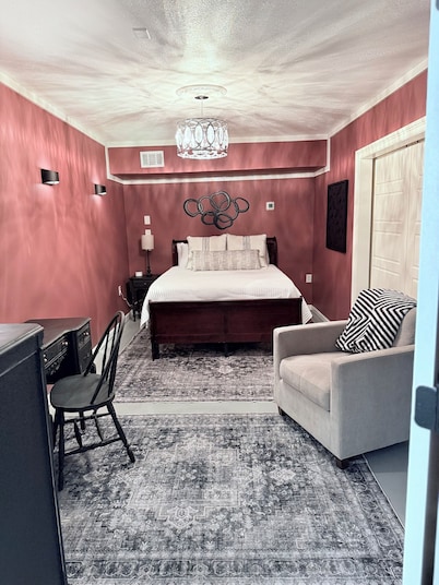 Welcoming 3-bedroom house with AC in Vicksburg, outside cameras, washer & dryer.