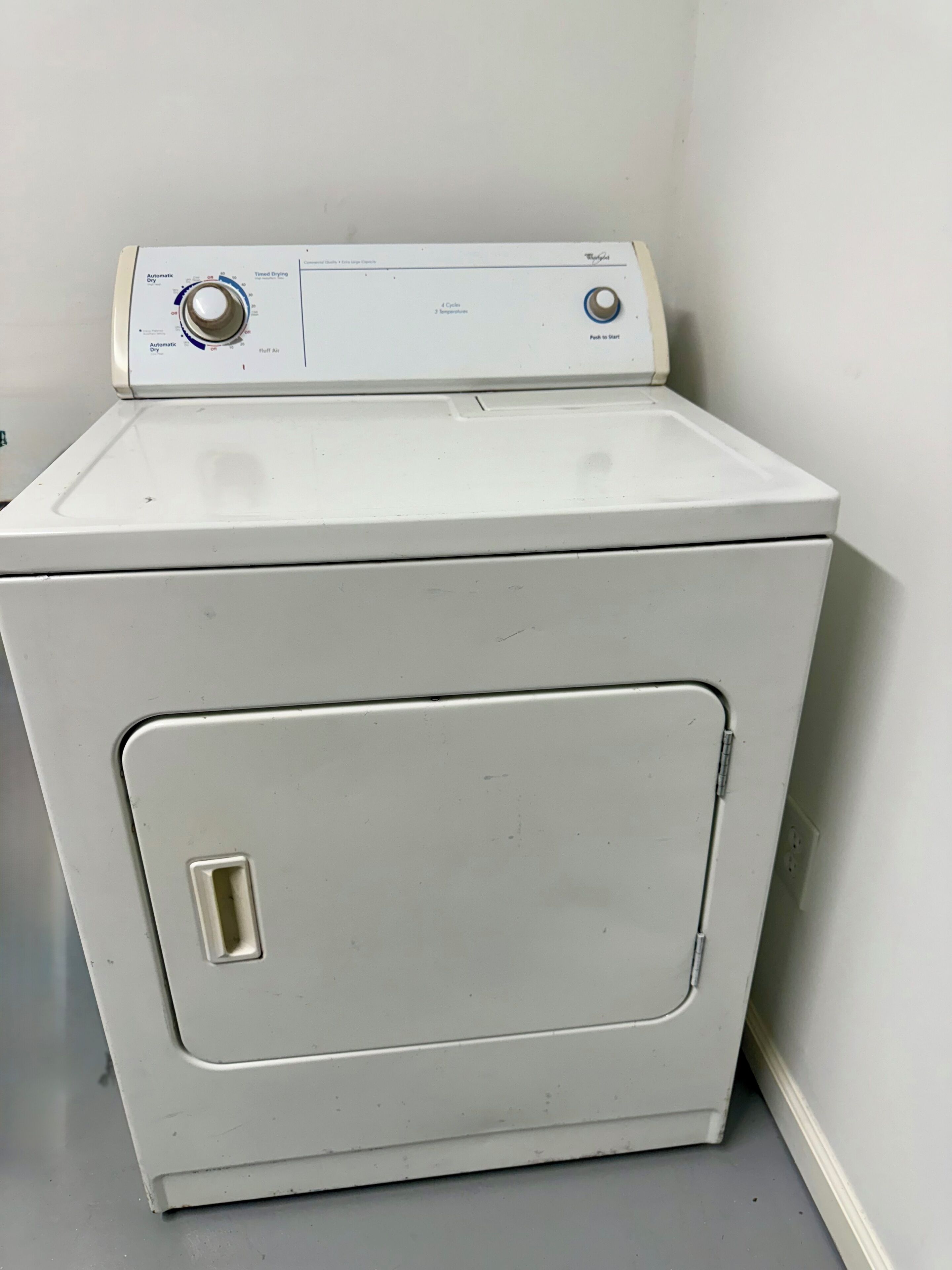 Eine weiße, kompakte Waschmaschine mit Frontlader und einer Bedienblende mit Drehregler und Tasten.