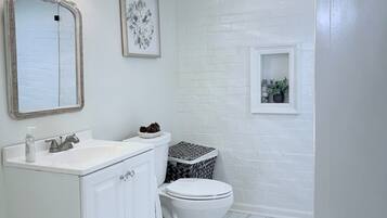 Een haardroger, handdoeken, zeep, toiletpapier