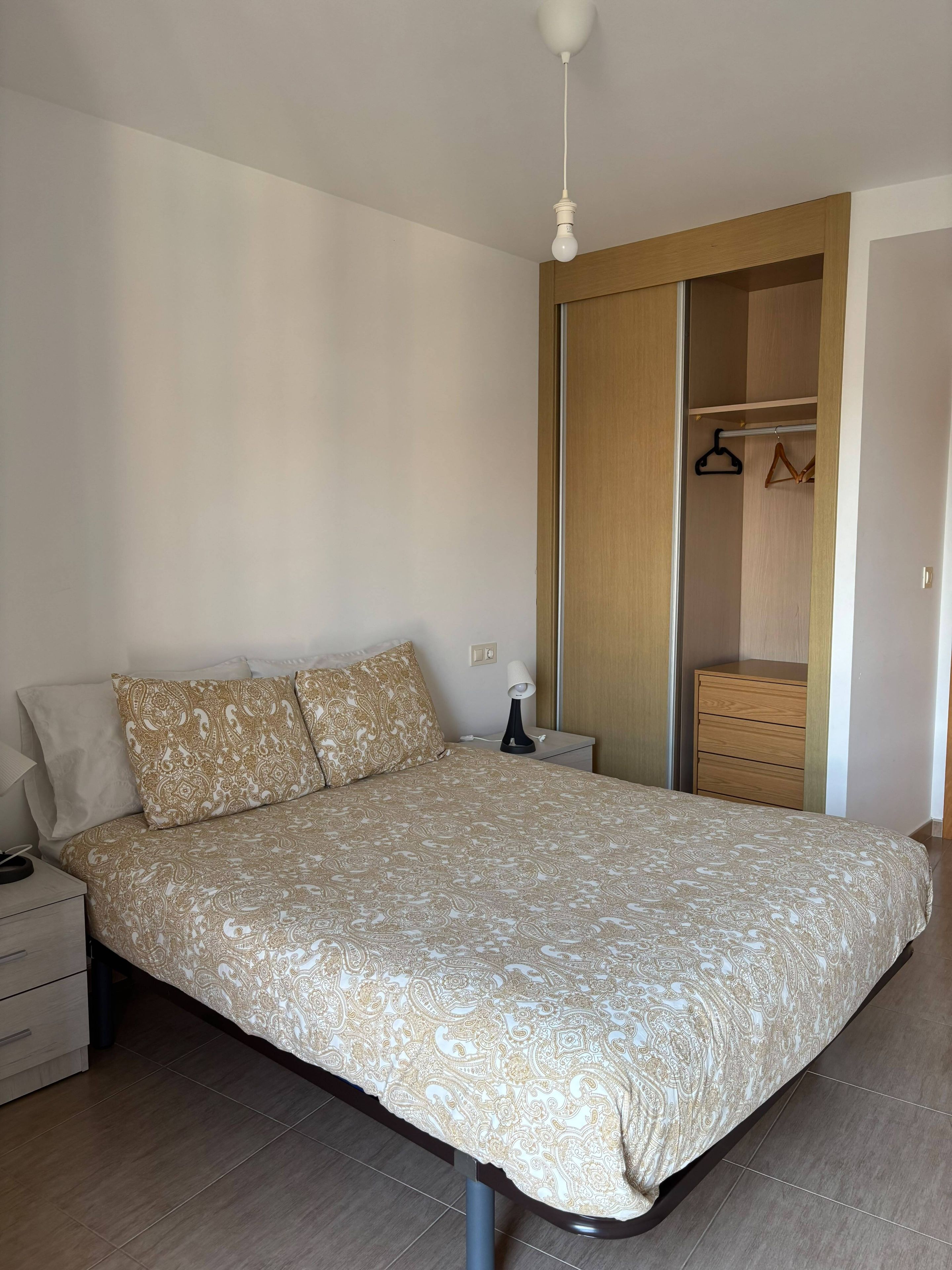 Cama,Foto de toda la habitación