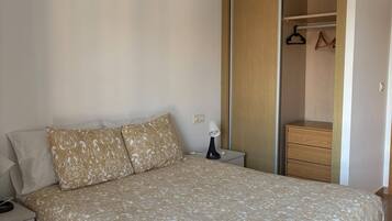 Cama,Foto de toda la habitación