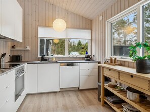 Refrigerador, microondas, lavavajillas y utensilios de cocina 