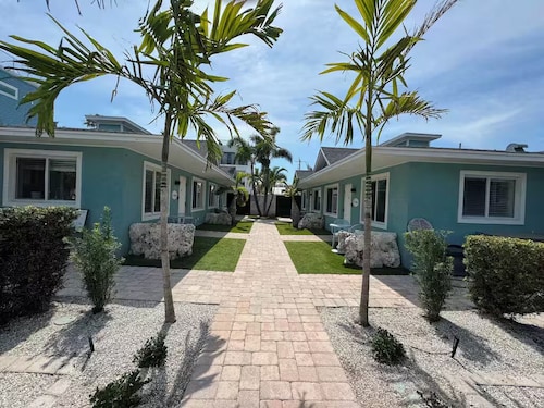 2 Blocks to Beach- 1-Story Retreat-Tropical Courtyard--Villa "St. Thomas"