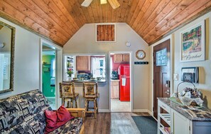 TV, fireplace, books - Cozy Forest Cabin Retreat in Running Springs (Running Springs)