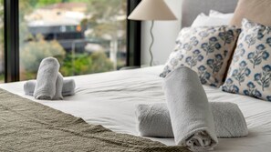 2 bedrooms, free WiFi, bed sheets - Braddon Bright Nights at Midnight - 1 Parking Spot (Braddon)