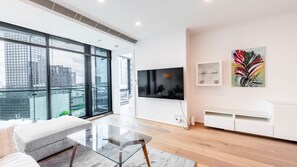 Smart TV - Metro Glow - Sleek Stay with Pool & Perks (Southbank)