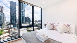 2 bedrooms, desk, free WiFi, bed sheets - Metro Glow - Sleek Stay with Pool & Perks (Southbank)