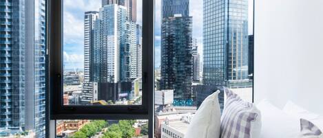 2 عدّة غرف نوم ومكتب وواي فاي مجانًا وملاءات أسرّة