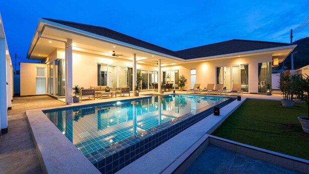 A modern house with a swimming pool, covered patio, and a well-maintained lawn. - Modern Villa 3BR - Great Location KL3 (Hua Hin)