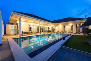 A modern house with a swimming pool, covered patio, and a well-maintained lawn. - Modern Villa 3BR - Great Location KL3 (Hua Hin)