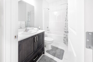 Dusche, Haartrockner, Handtücher, Seife
