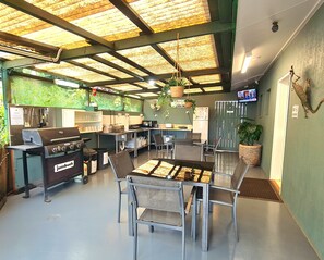 Dining - Rainforest Motel (Mission Beach)