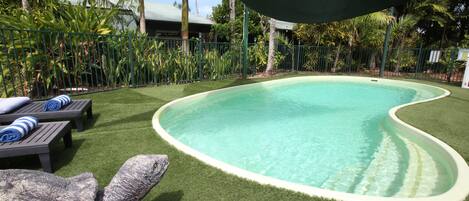 Una piscina al aire libre (de 08:00 a 20:00), tumbonas