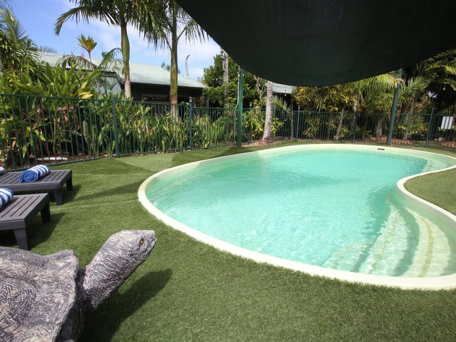 Outdoor pool, open 8:00 AM to 8:00 PM, pool loungers