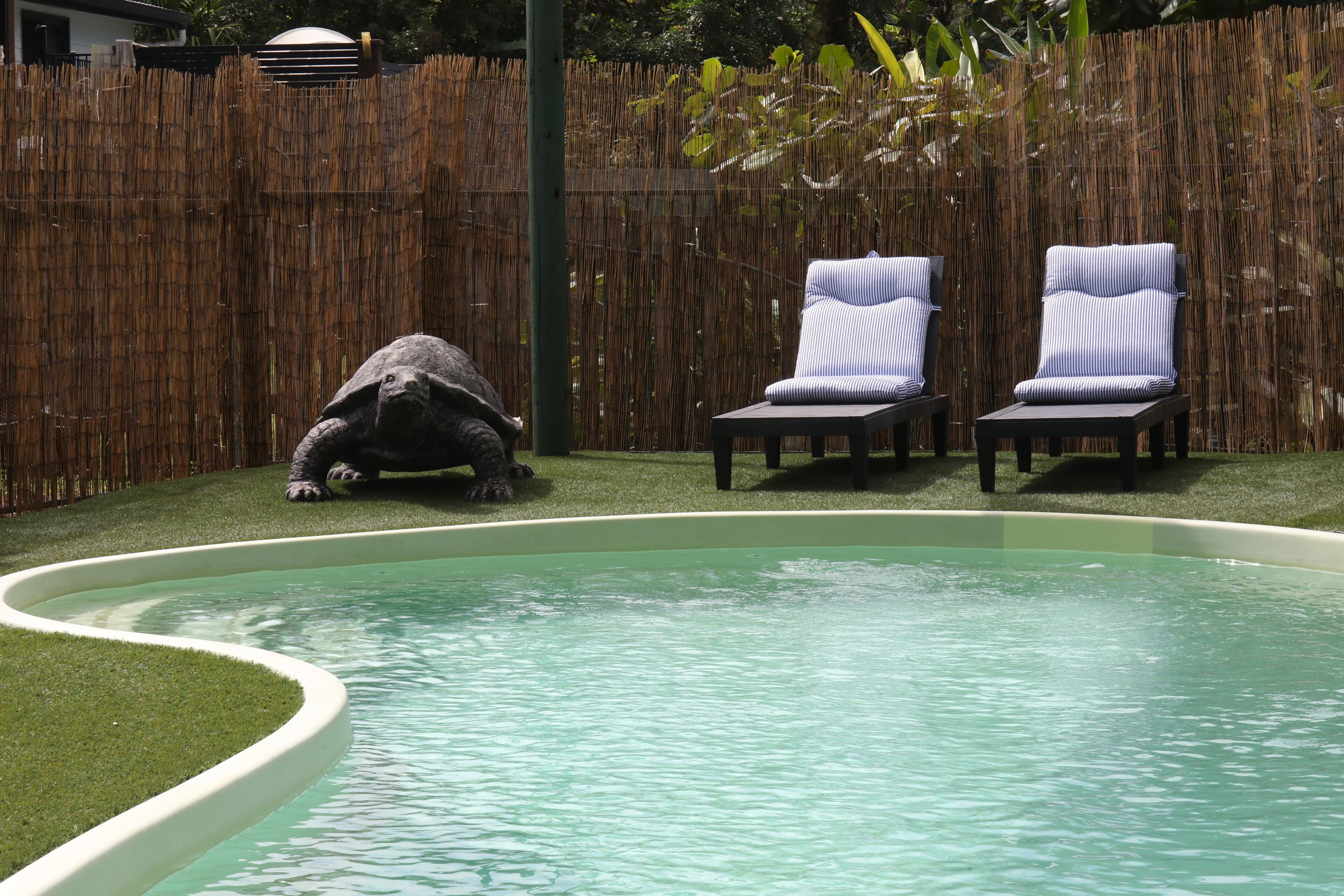 Utomhuspool med öppettider 08.00 till 20.00, och solstolar