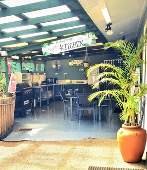 Outdoor dining - Rainforest Motel (Mission Beach)