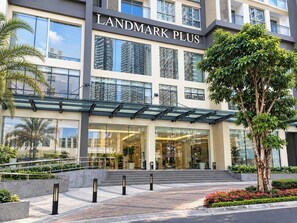 Ein modernes Gebäude mit Glasfassade, auf der das Wort 'LANDMARK PLUS' deutlich sichtbar angebracht ist.