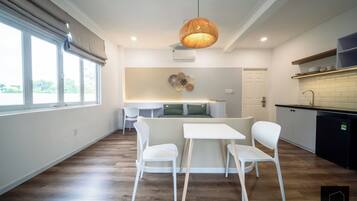 Studio suite, balkon, uitzicht op tuin | Een bureau, gratis wifi