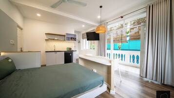 Studio suite, balkon, uitzicht op tuin | Een bureau, gratis wifi