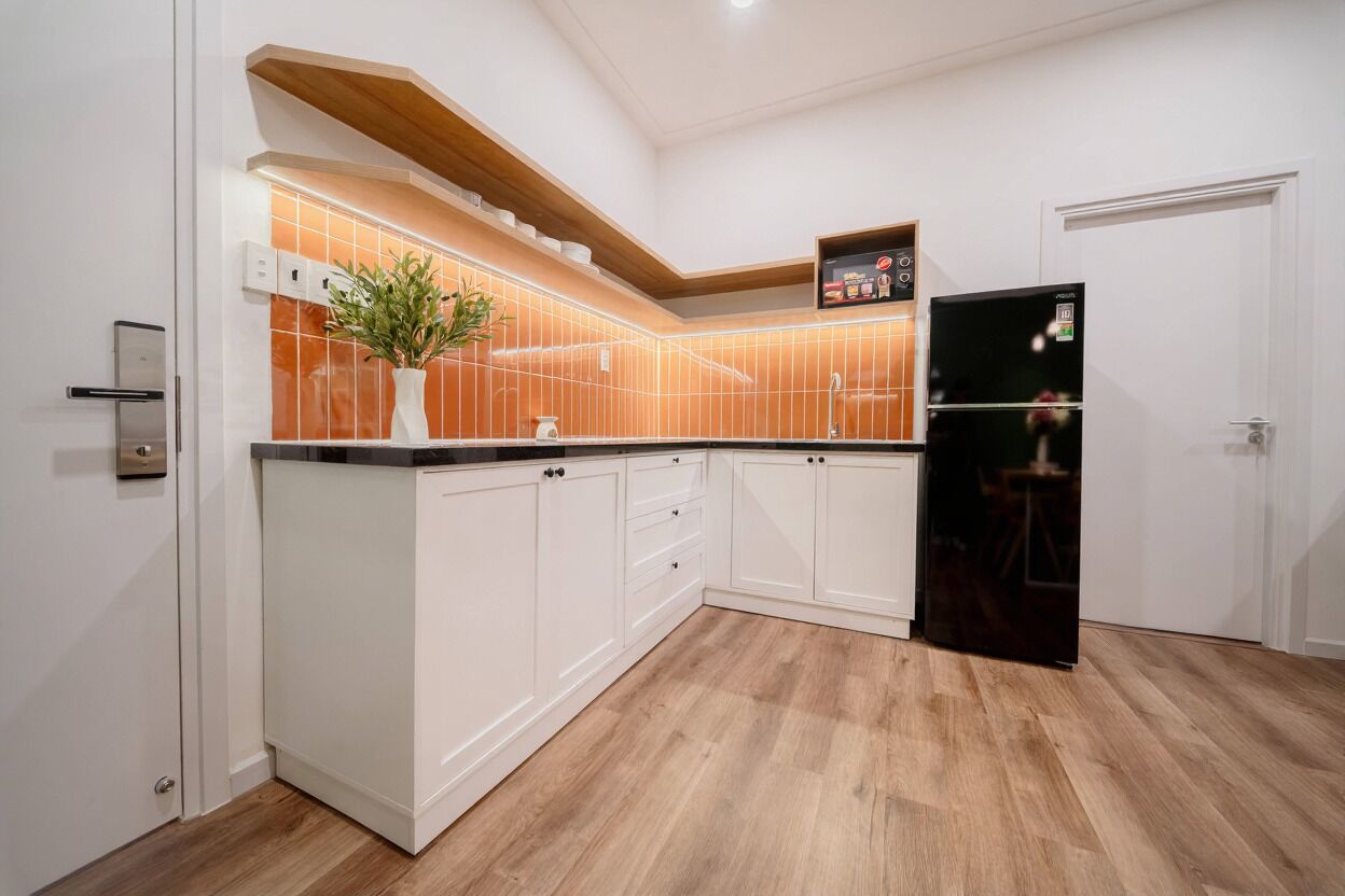 Premier Studio, Garden View | Private kitchen | Mini-fridge, stovetop, dining tables