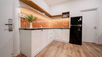 Premier Studio, Garden View | Private kitchen | Mini-fridge, stovetop, dining tables