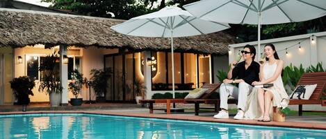 Una piscina al aire libre
