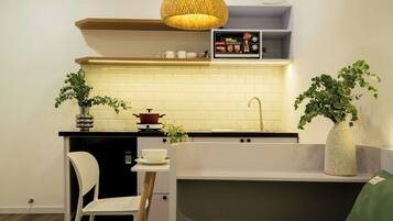 Standaard studio, uitzicht op tuin | Een bureau, gratis wifi