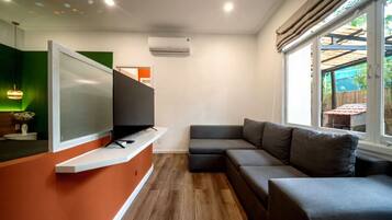 Premium Studio, Garden View | Minibar, desk, free WiFi, bed sheets