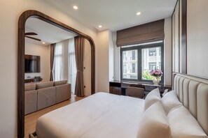 Kamar Deluks, 1 kamar tidur, dapur kecil, pemandangan kebun | Seprai premium, tempat tidur Select Comfort, dan didekorasi berbeda-beda