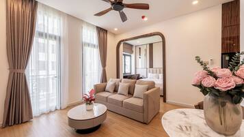 Luxury Single Room, Kitchenette | Living area