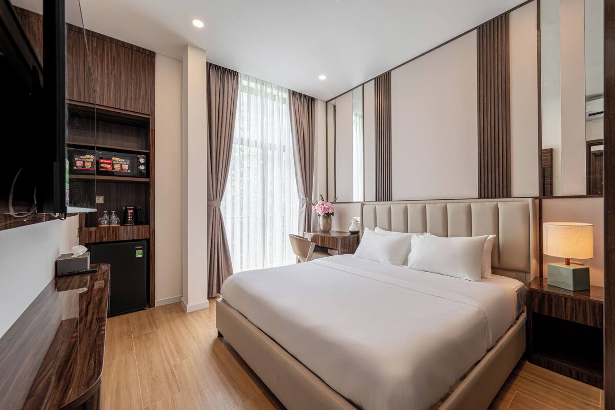 Premium bedding, Select Comfort beds, desk, blackout drapes