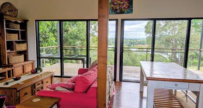 Short term accommodation farm stay on Tinaroo Dam