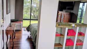 1 habitación, tabla de planchar con plancha, wifi y ropa de cama 
