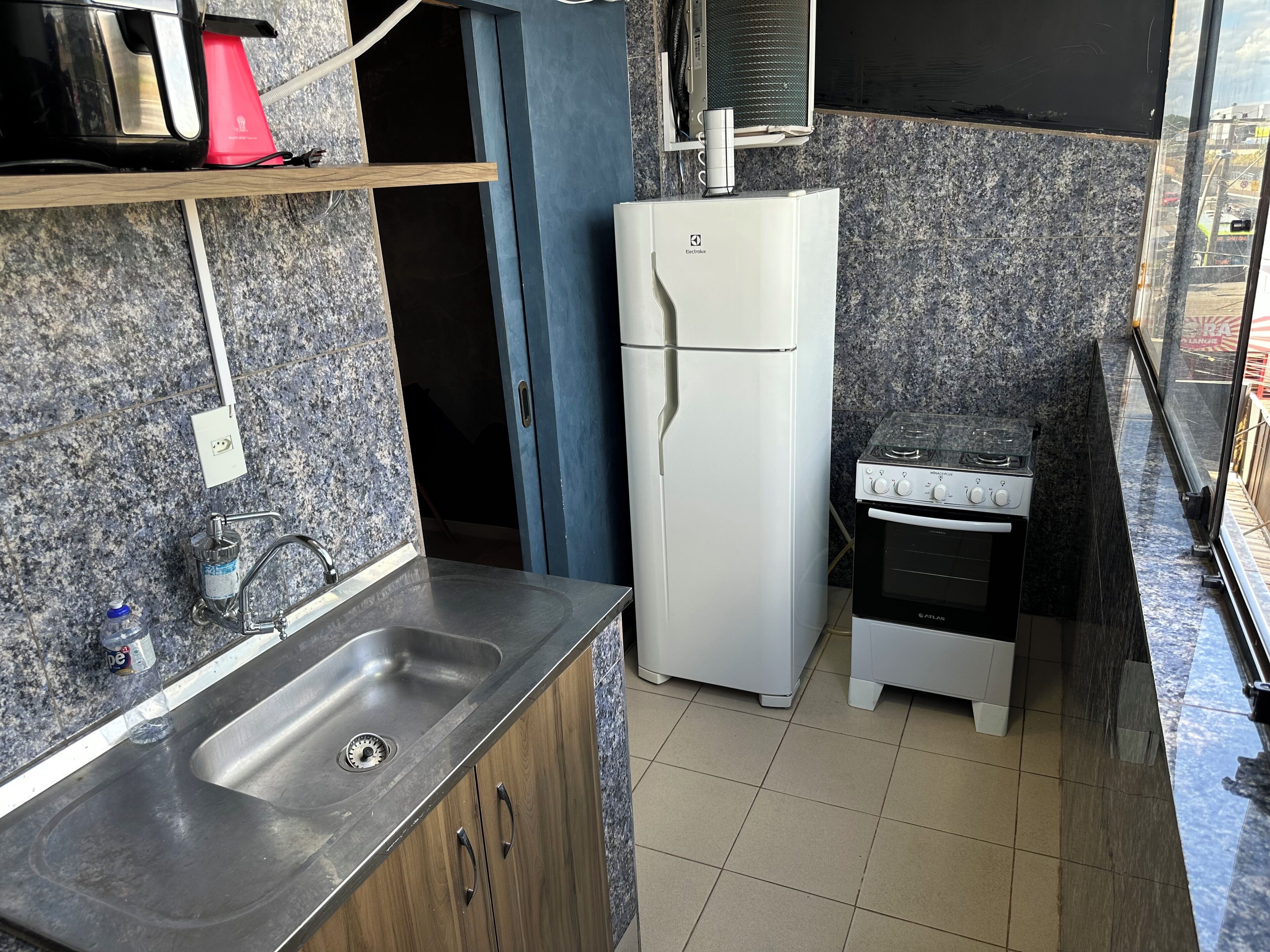 Refrigerador, parrilla de estufa, utensilios de cocina y comedor 