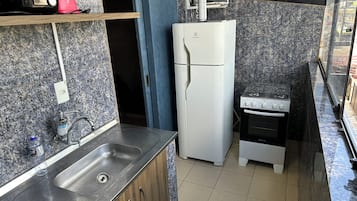 Geladeira, cooktop, talheres/pratos/utensílios de cozinha