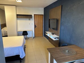 1 bedroom, desk, free WiFi, bed sheets - Cozy studio near the subway. (Ceilândia)