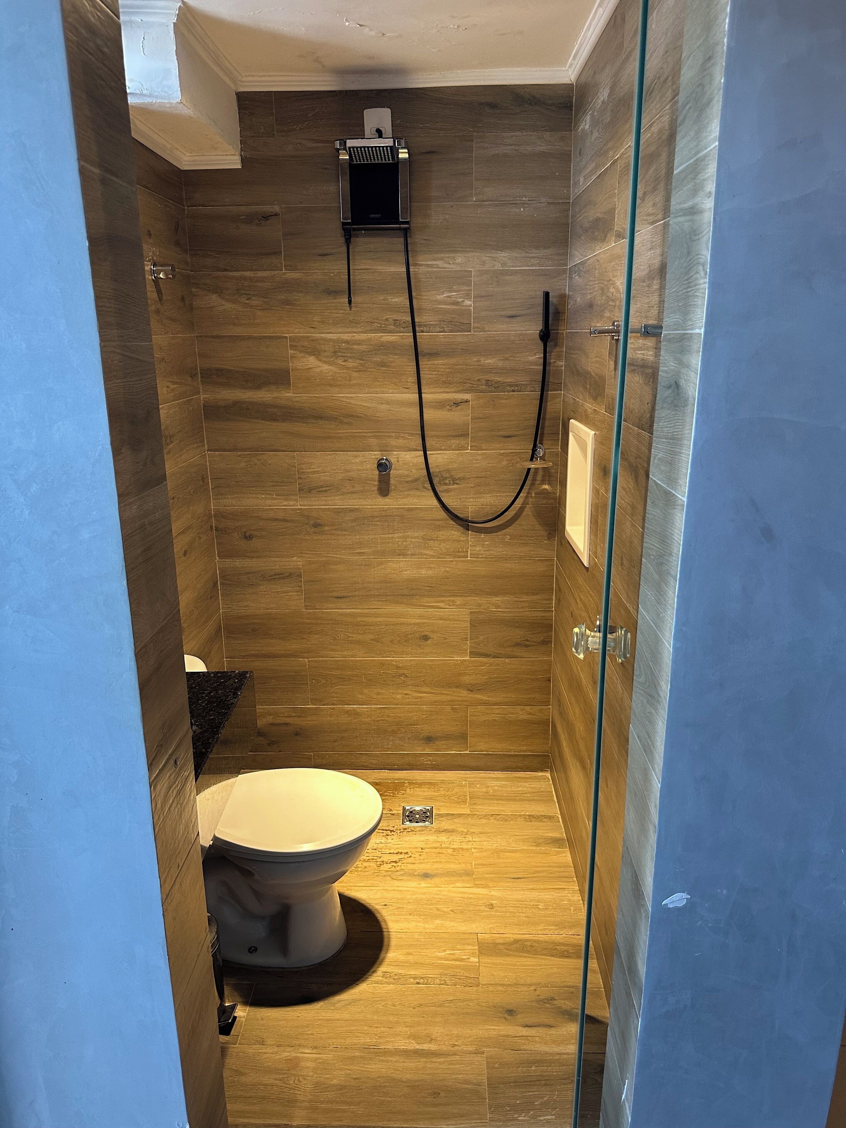 Regadera, toallas, papel de baño 