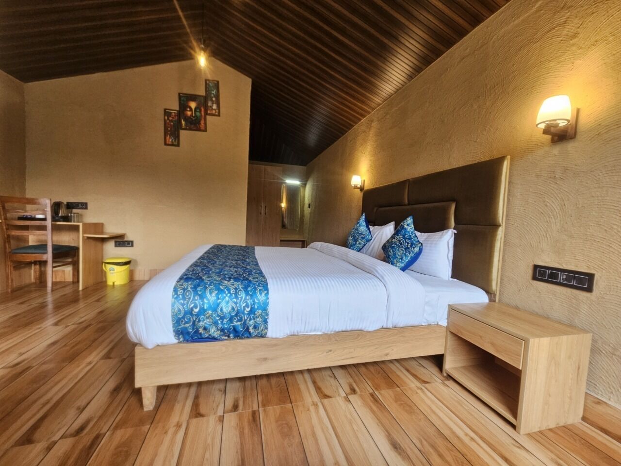 Ein Schlafzimmer mit einem hölzernen Bett, Nachttischen und Holzboden.