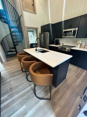 Fridge, microwave, oven, stovetop - Sleeps 8 Comfortably • 3BR • No Bunks • Hot Tub (Pigeon Forge)