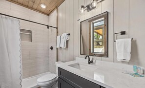 Shower, towels - Sleeps 8 Comfortably • 3BR • No Bunks • Hot Tub (Pigeon Forge)