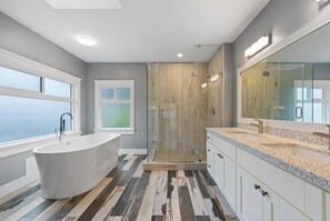Shower, hair dryer, towels, soap - VANCOUVER WEST BEAUTIFUL HOUSE (Vancouver)
