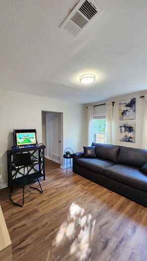 تلفزيون، ألعاب فيديو، كُتُب