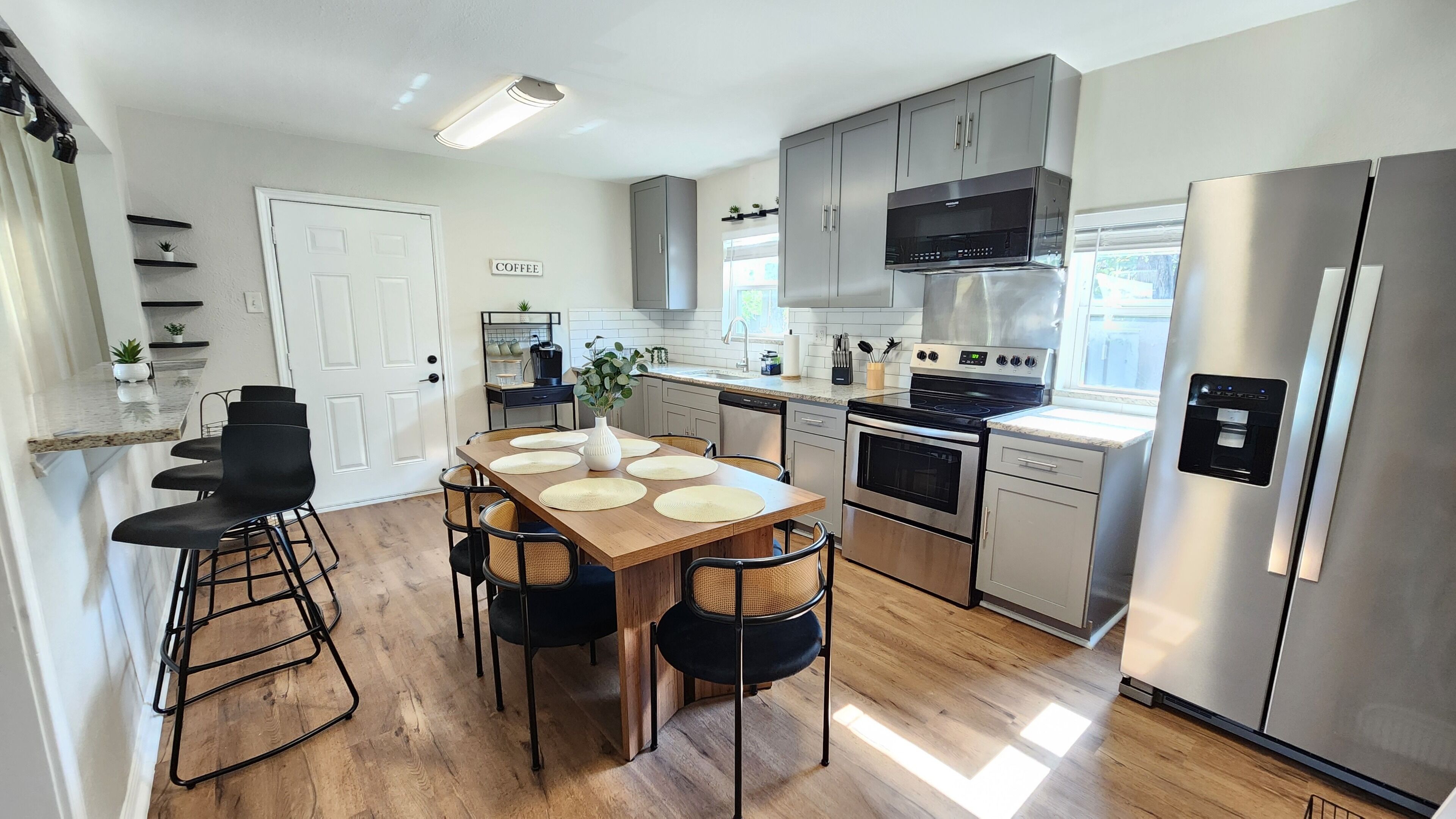 Een koelkast, een magnetron, een oven, een kookplaat