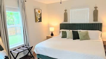 3 habitaciones, escritorio y tabla de planchar con plancha